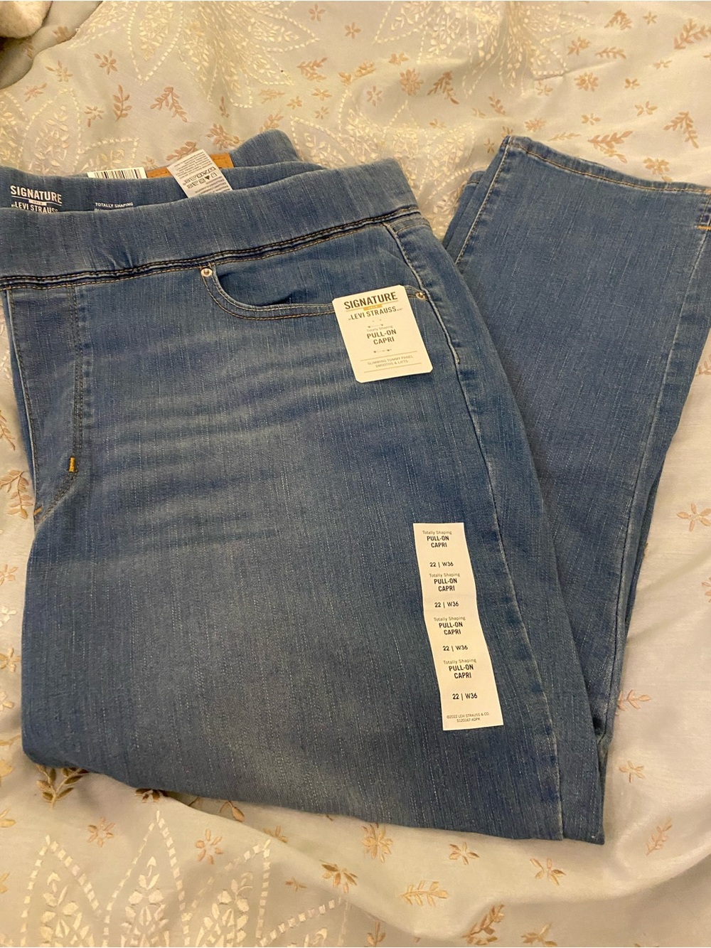 NWT Levi brand slip on Capri denim . Size 22